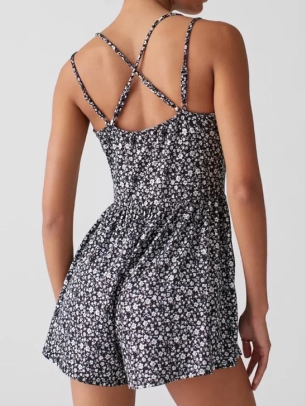 Urban Outfitters Women S Black White Floral Strappy V-Neck Sherri Romper NWT